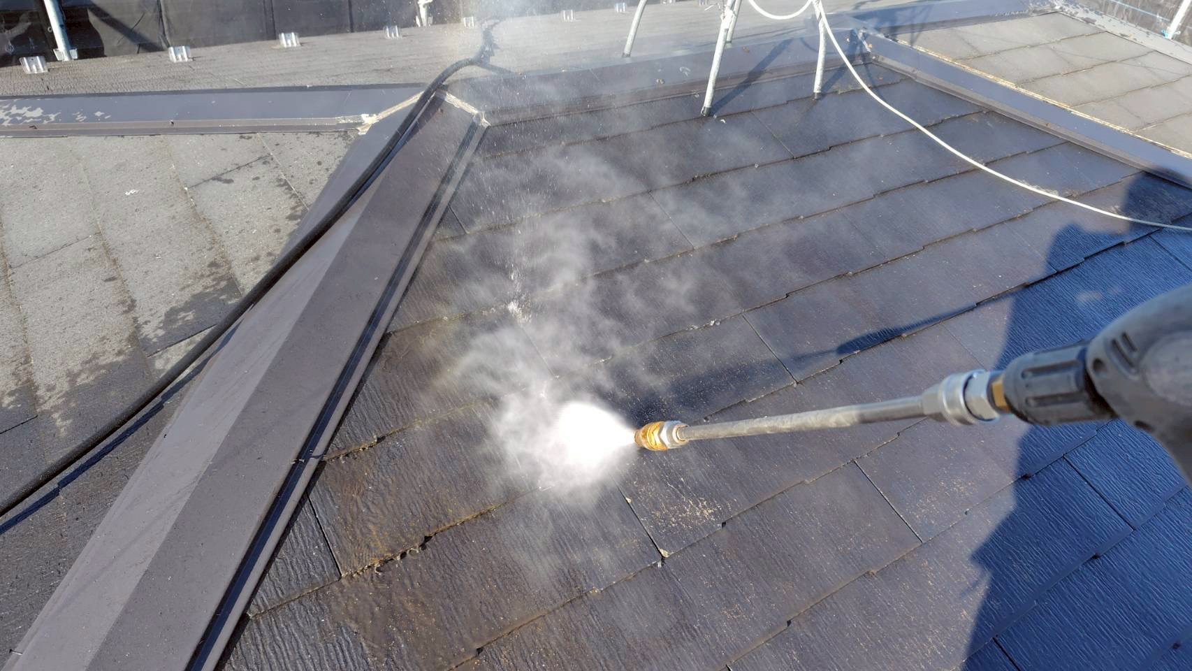 高圧洗浄機でスレート屋根の汚れと古い塗装を洗い流す